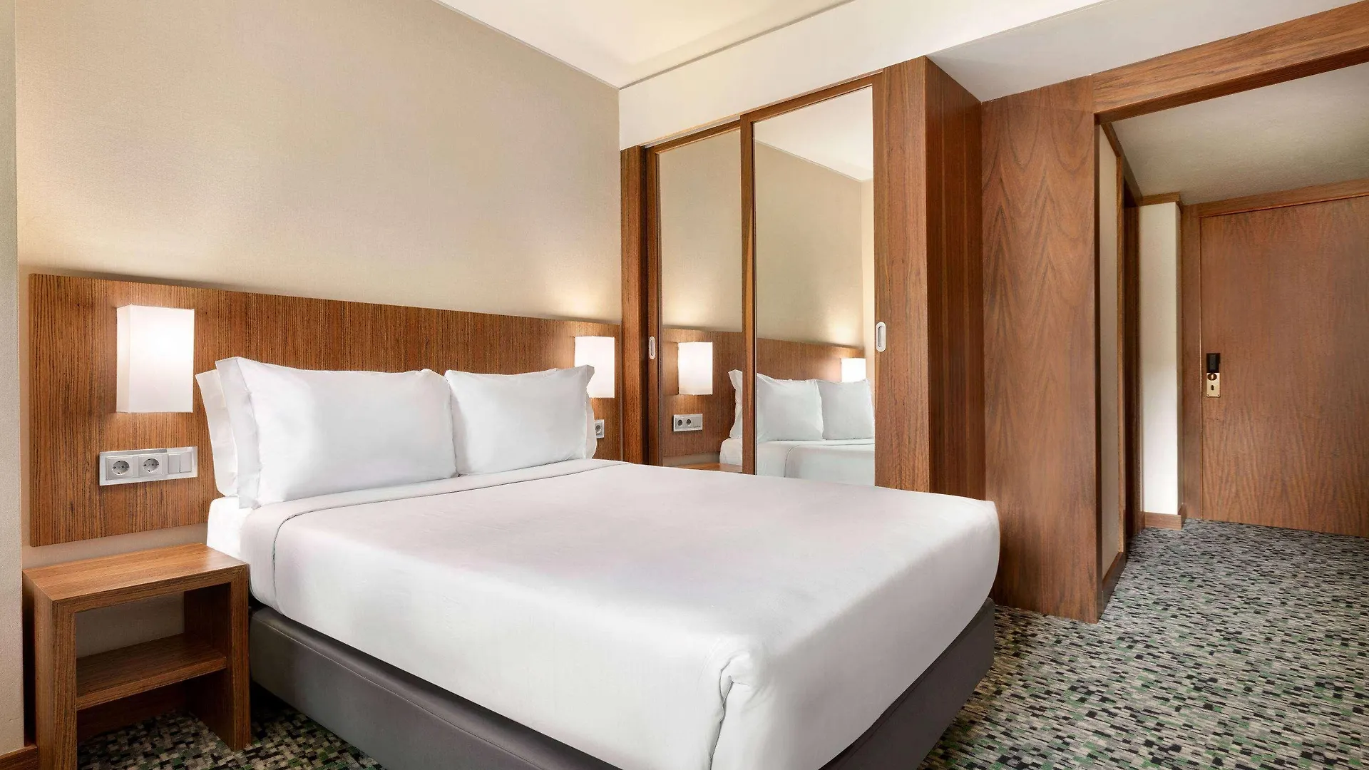 Ramada By Wyndham Lisbon Hotel