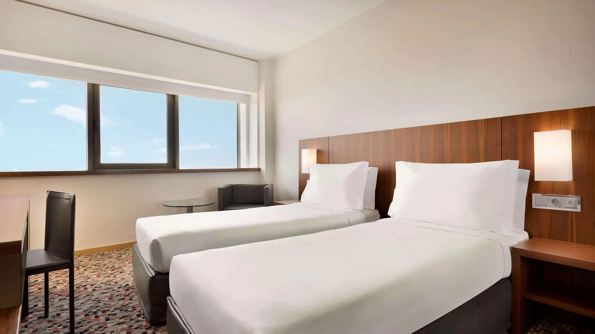 Ramada By Wyndham Lisbon Hotel 4*,