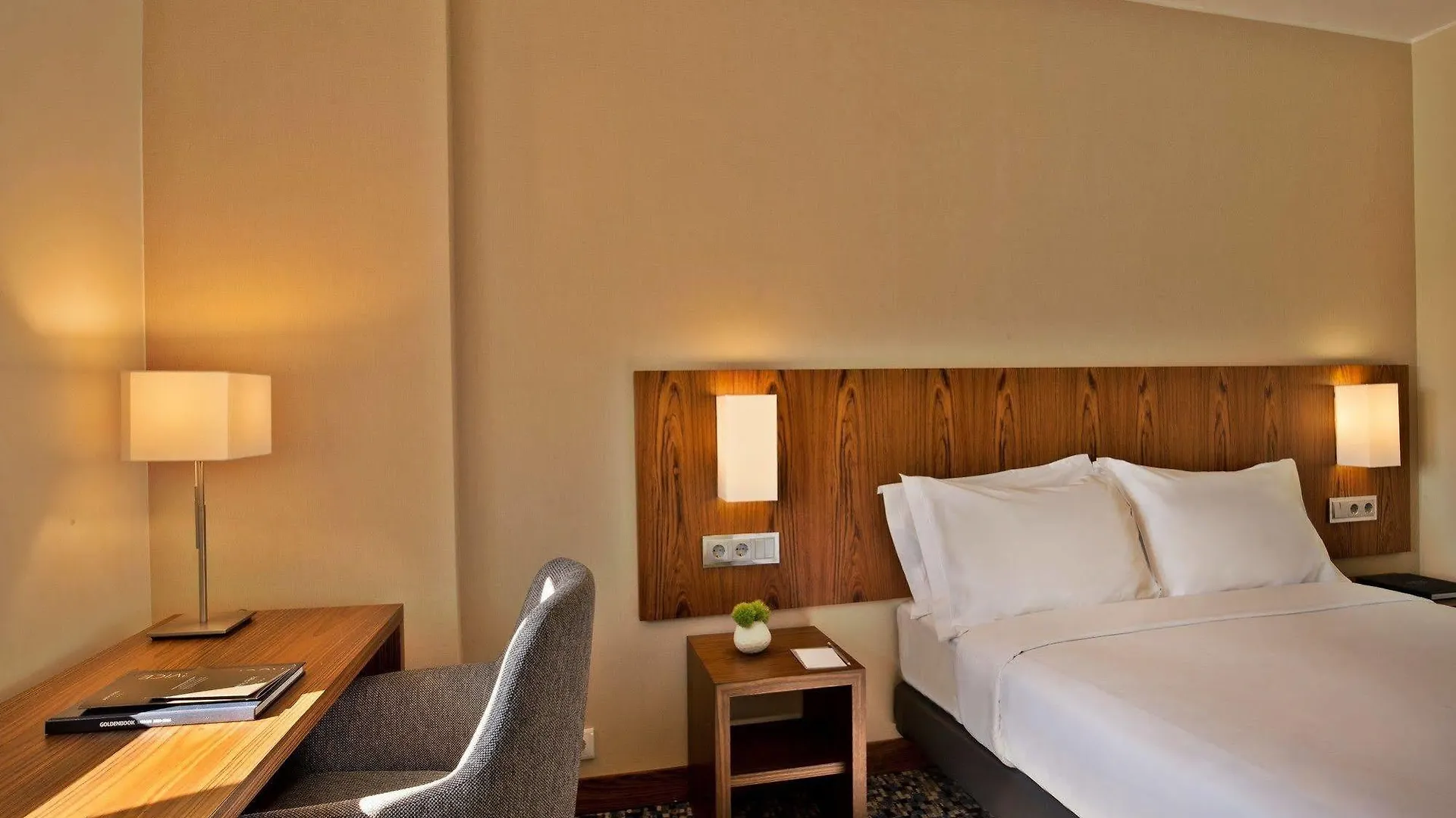 Ramada By Wyndham Lisbon Hotel